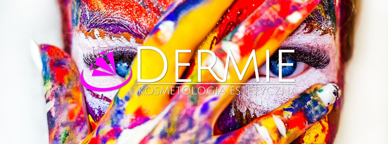 Artystyczny portret kobiety z dłońmi pomalowanymi w jaskrawe kolory zasłaniającymi częściowo twarz, widoczne niebieskie oczy i logo firmy kosmetycznej.