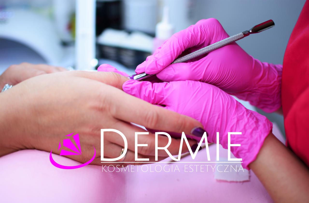 Stylizacja paznokci: dłonie w różowych rękawiczkach, metalowe narzędzie do skórek, fioletowy lakier, logo salonu kosmetycznego w tle.