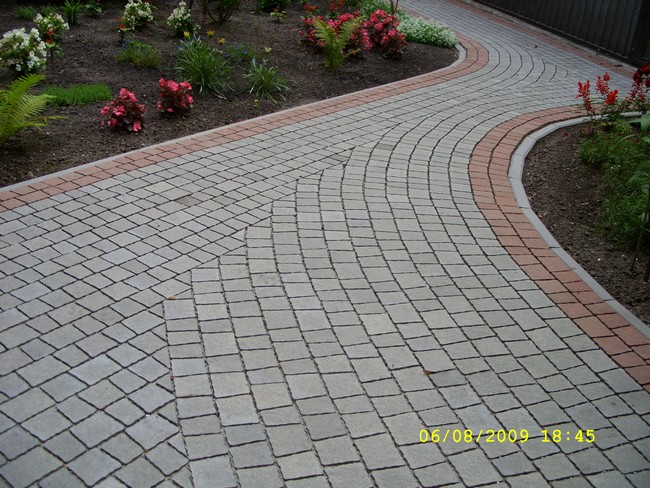 Układanie nawierzchni z kostki brukowej.