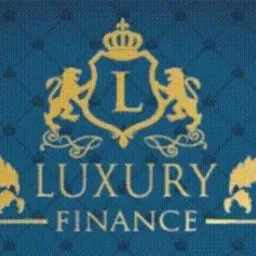 Logo firmy Luxury Finance na niebieskim tle z wzorem pikowania, ze złotym herbem, lwami i koroną.