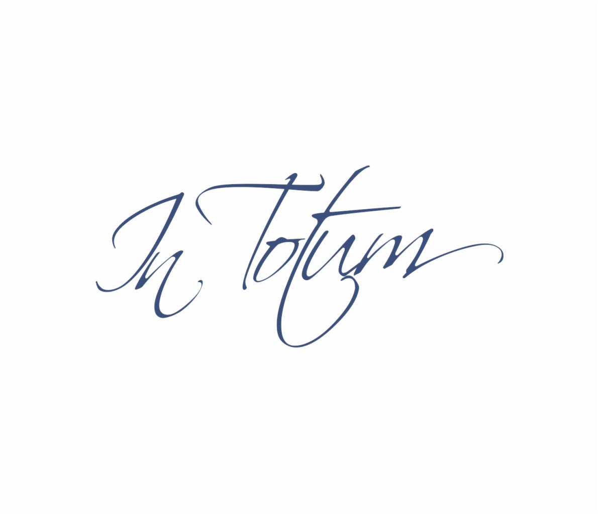 Eleganckie, granatowe logo firmy z napisem 'In Totum' wykonane ozdobną czcionką na białym tle.