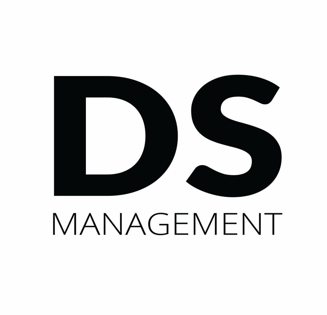 Logo firmy DS Management w czerni na białym tle, prezentujące inicjały i nazwę firmy.