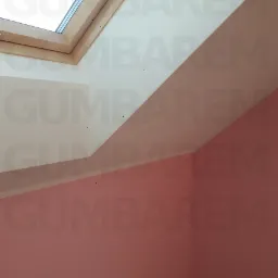 Poddasze z oknem dachowym, ściany pomalowane na dwa odcienie różu, widoczne łączenie kolorów.