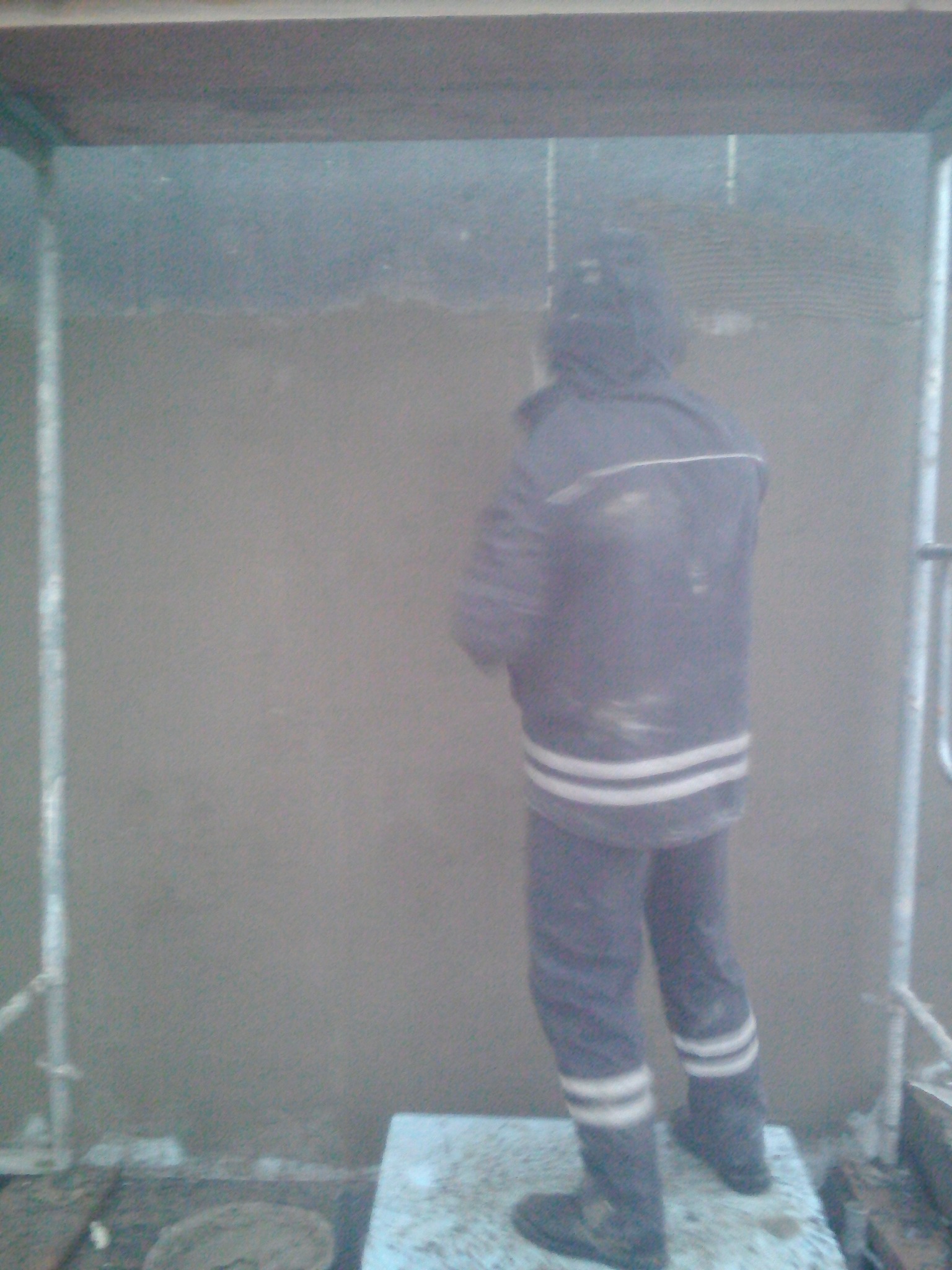 Podczas nanoszenie warstwy kleju a potem siatki.