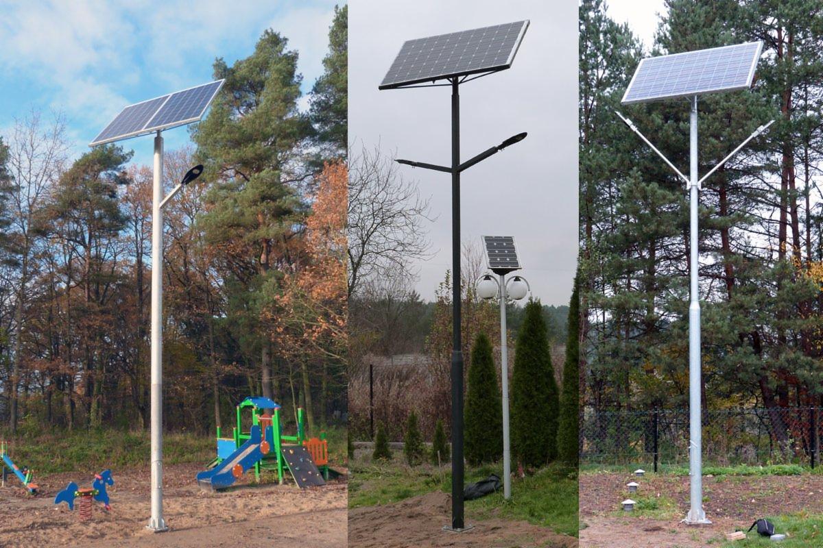 Trzy różne ujęcia słupów oświetleniowych z panelami słonecznymi, pierwszy na placu zabaw, drugi z dwiema lampami kulistymi, trzeci z rozwidlonym ramieniem, wszystkie otoczone drzewami.