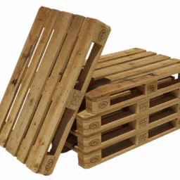 Stos drewnianych palet EPAL, jedna oparta o stos, widoczne sygnatury EPAL i EUR.