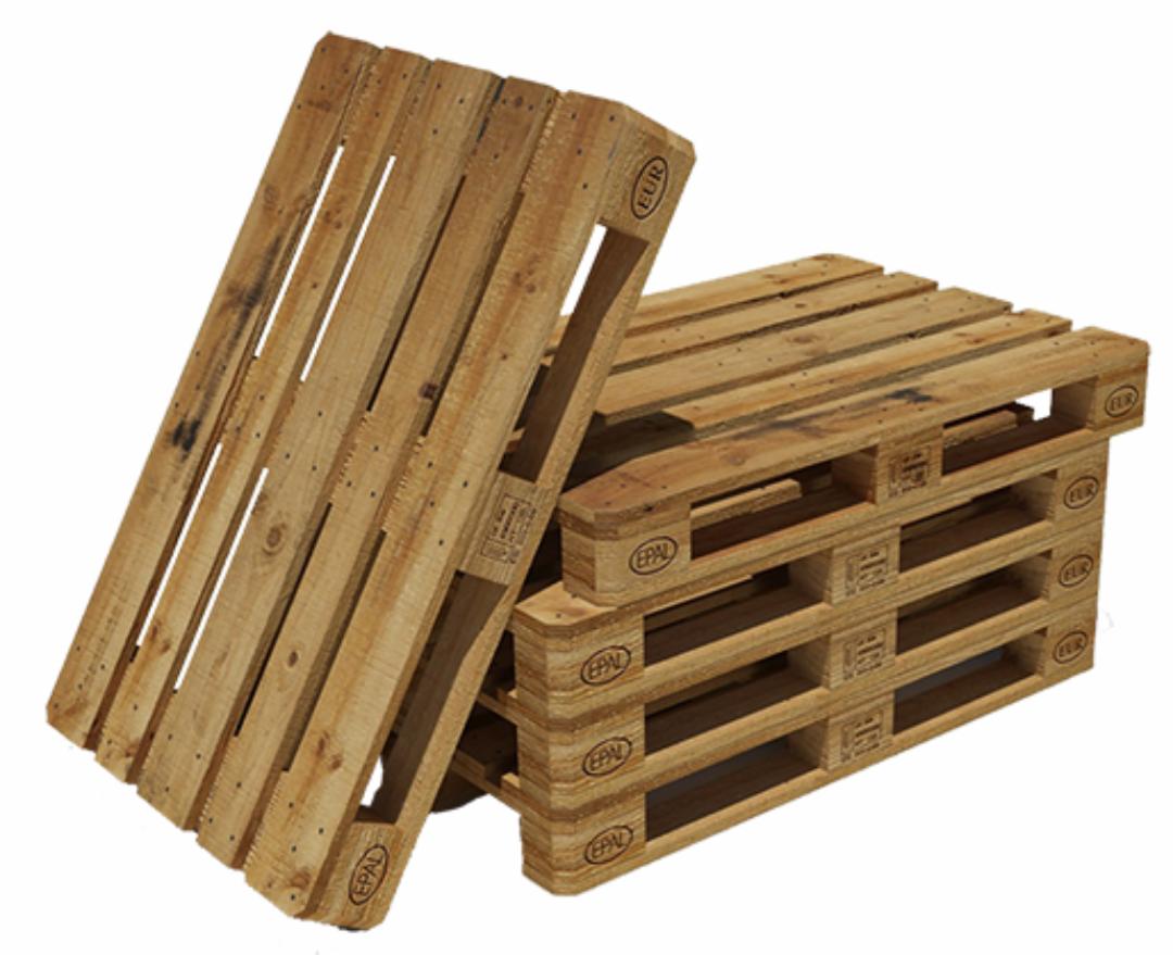 Stos drewnianych palet EPAL, jedna oparta o stos, widoczne sygnatury EPAL i EUR.