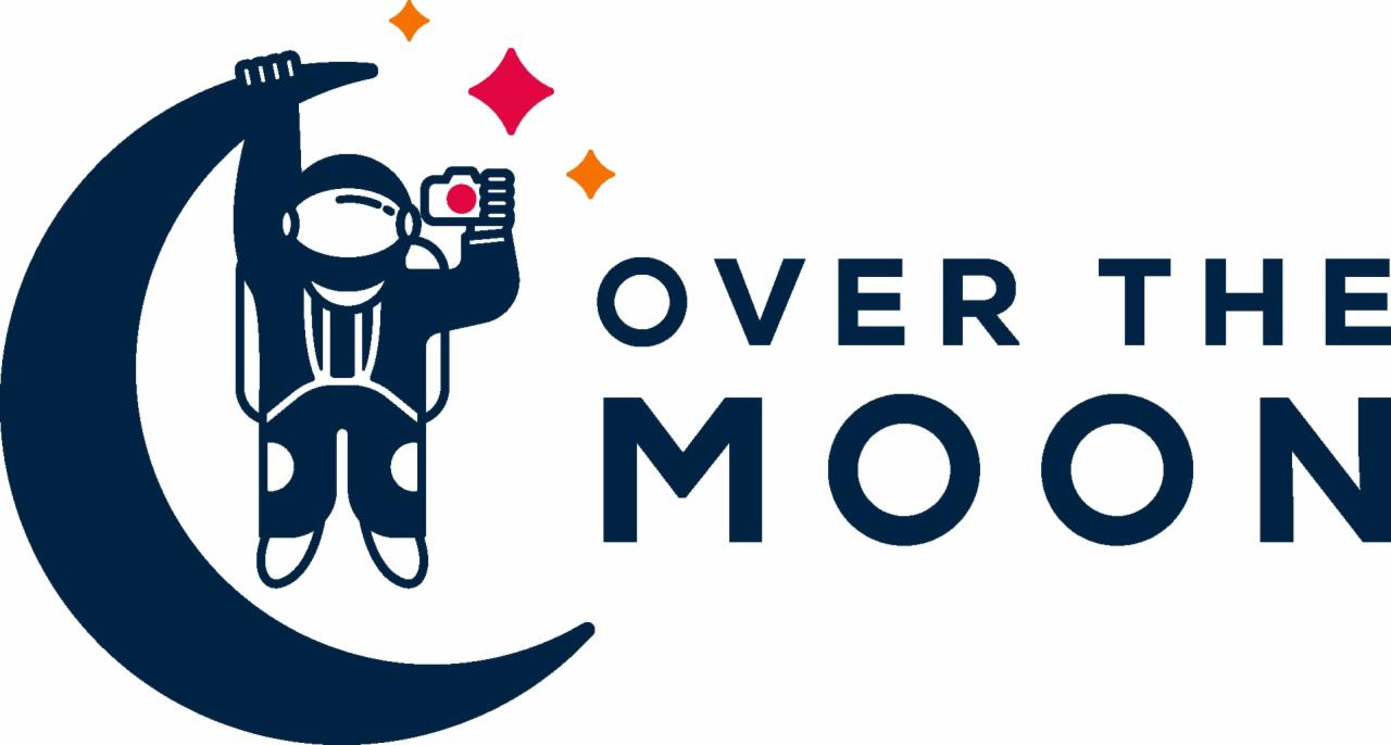 Grafika wektorowa przedstawiająca astronautę trzymającego się księżyca i robiącego zdjęcie, obok napisu 'OVER THE MOON'.