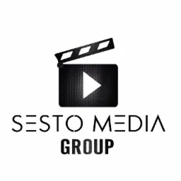 Logo firmy Sesto Media Group z klapsem filmowym w czarno-białej kolorystyce i teksturą siatki.