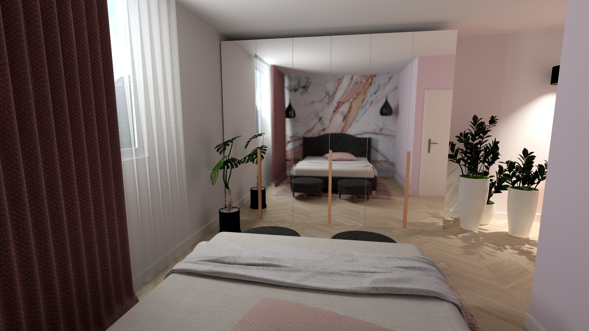 Sypialnia z łóżkiem w odcieniach szarości i różu, marmurowa ściana za łóżkiem, duże lustra na ścianie, rośliny doniczkowe w czarnych i białych doniczkach, brązowe zasłony po lewej stronie.