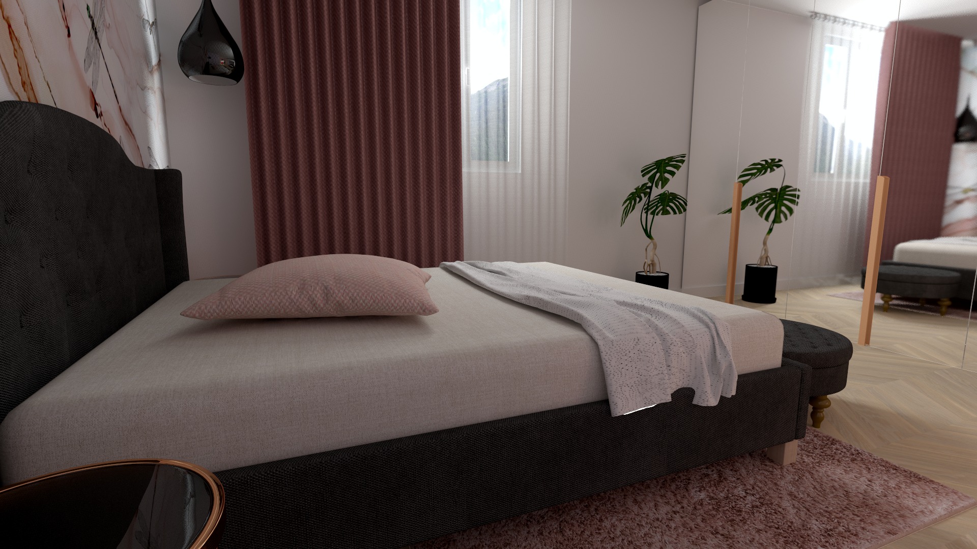 Sypialnia z łóżkiem z ciemnym wezgłowiem, różową poduszką i narzutą, w tle zasłony w kolorze bordo i lustro z odbiciem części pokoju.