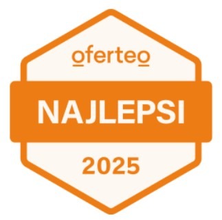 Pomarańczowy emblemat Oferteo z napisem 'NAJLEPSI 2025' w geometrycznym kształcie przypominającym plaster miodu.