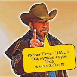 LUMEN - Chuck Norris w kapeluszu kowbojskim poleca firmę Lumen do wywoływania zdjęć 10x15 w cenie 0,29 zł, wskazując palcem na żółty dymek z tekstem.
