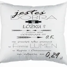 Biała poduszka z czarnym nadrukiem humorystycznego hasła i informacji o promocji na zdjęcia za 0,29 zł w firmie Lumen w Kępnie i Ostrzeszowie.