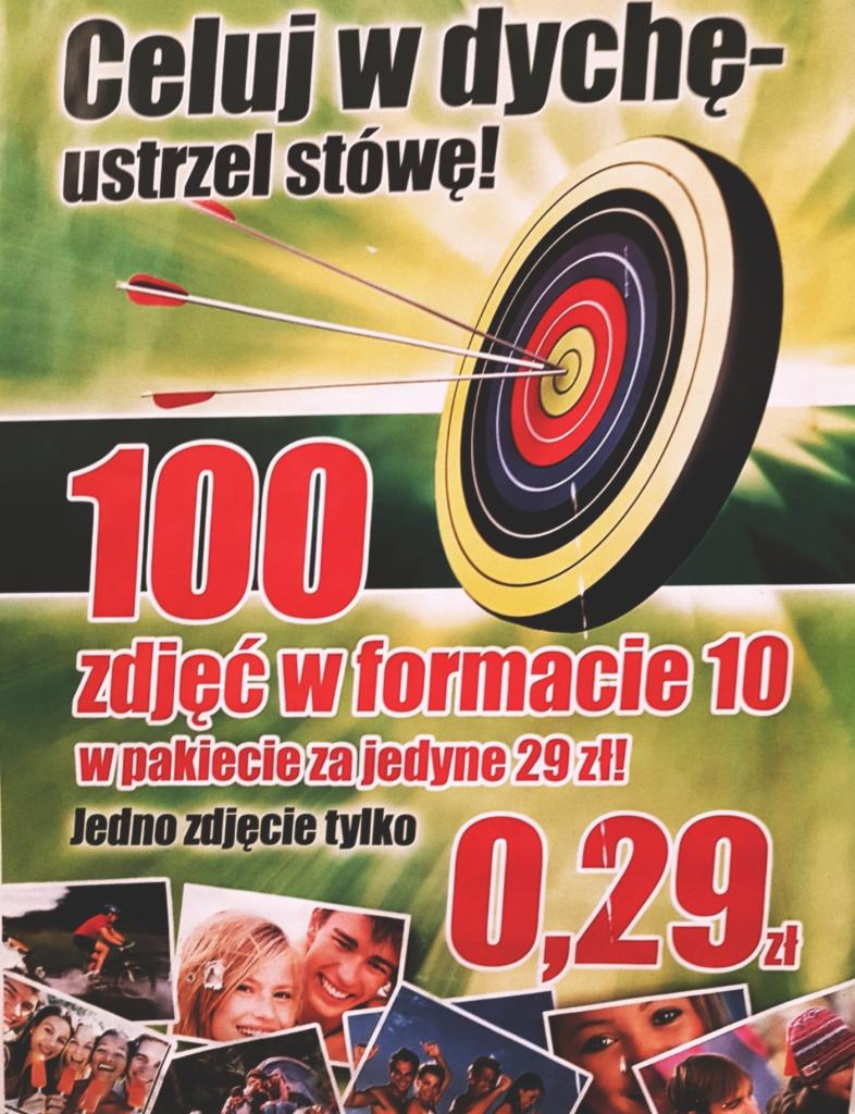Plakat reklamowy z tarczą strzelniczą i hasłem 'Celuj w dychę - ustrzel stówę!', oferujący 100 zdjęć w formacie 10 w pakiecie za 29 zł, pojedyncze zdjęcie za 0,29 zł, z kolażem miniaturek zdjęć...