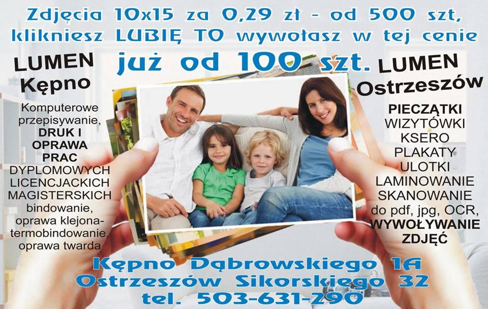 Promocyjna oferta na wywoływanie zdjęć rodzinnych formatu 10x15, prezentowana na tle tekstu informującego o usługach przepisywania, druku, oprawy prac dyplomowych oraz pieczątek i wizytówek.