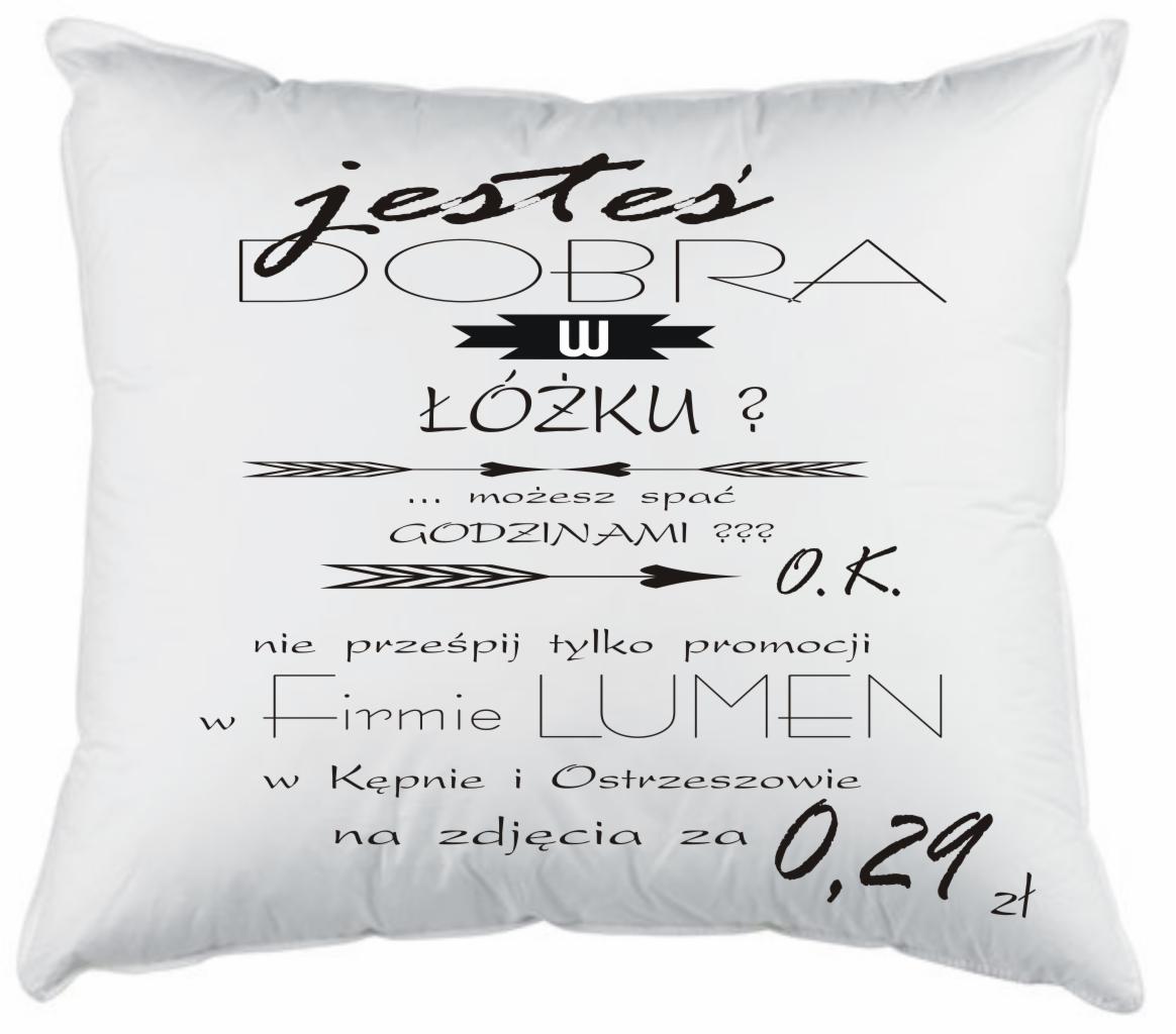 Biała poduszka z czarnym nadrukiem humorystycznego hasła i informacji o promocji na zdjęcia za 0,29 zł w firmie Lumen w Kępnie i Ostrzeszowie.
