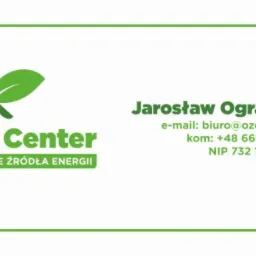 Wizytówka firmy OZE Center z zielonym logo przedstawiającym dom z liśćmi, dane kontaktowe Jarosława Ograczyka.
