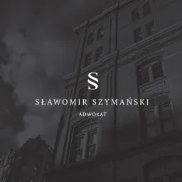 Eleganckie logo adwokata Sławomira Szymańskiego na tle ceglanego budynku w stylu miejskim, z widocznym symbolem paragrafu.