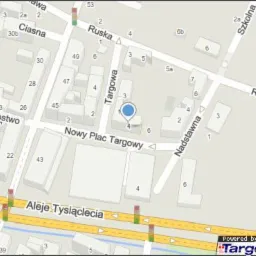 Mapa topograficzna z zaznaczonym punktem orientacyjnym w centrum Nowego Placu Targowego, widoczne ulice Ruska, Targowa, Nadstawna, Aleja Tysiąclecia i Aleja Solidarności oraz budynki z numeracją.