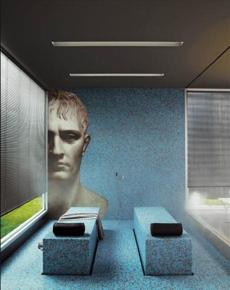 Nowoczesne wnętrze spa z mozaikową ścianą z wizerunkiem popiersia, dwoma leżankami z mozaiki i roletami okiennymi.