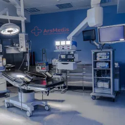 Nowoczesna sala operacyjna w prywatnej klinice z regulowanym stołem operacyjnym, sprzętem monitorującym i oświetleniem chirurgicznym.