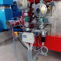 NAPTECH Dariusz Napieracz - Kompleksowa instalacja gazowa z widocznymi elementami automatyki, zaworami i przewodami, zainstalowana w pomieszczeniu technicznym, z elementami oznaczonymi etykietami 'BIO GAS' i 'NATURAL GAS'.