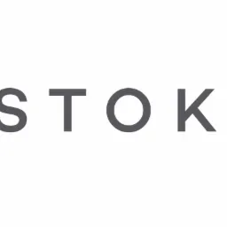 Logo firmy Stokon z abstrakcyjnym symbolem w kolorach szarym i pomarańczowym po lewej stronie nazwy.