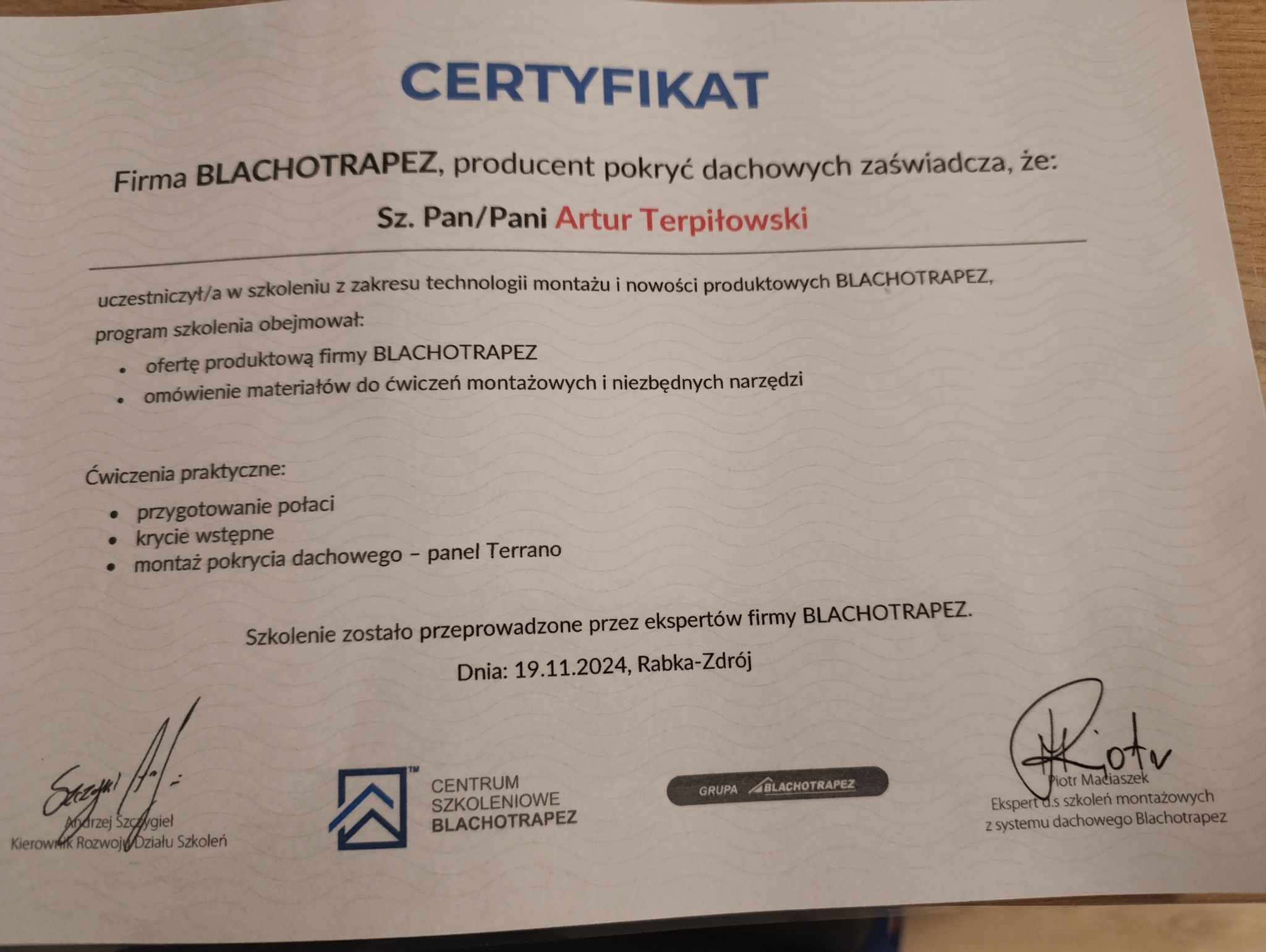 Certyfikat ukończenia szkolenia z zakresu technologii montażu i nowości produktowych BLACHOTRAPEZ, potwierdzający uczestnictwo Artura Terpiłowskiego, z wyszczególnionym programem szkolenia...