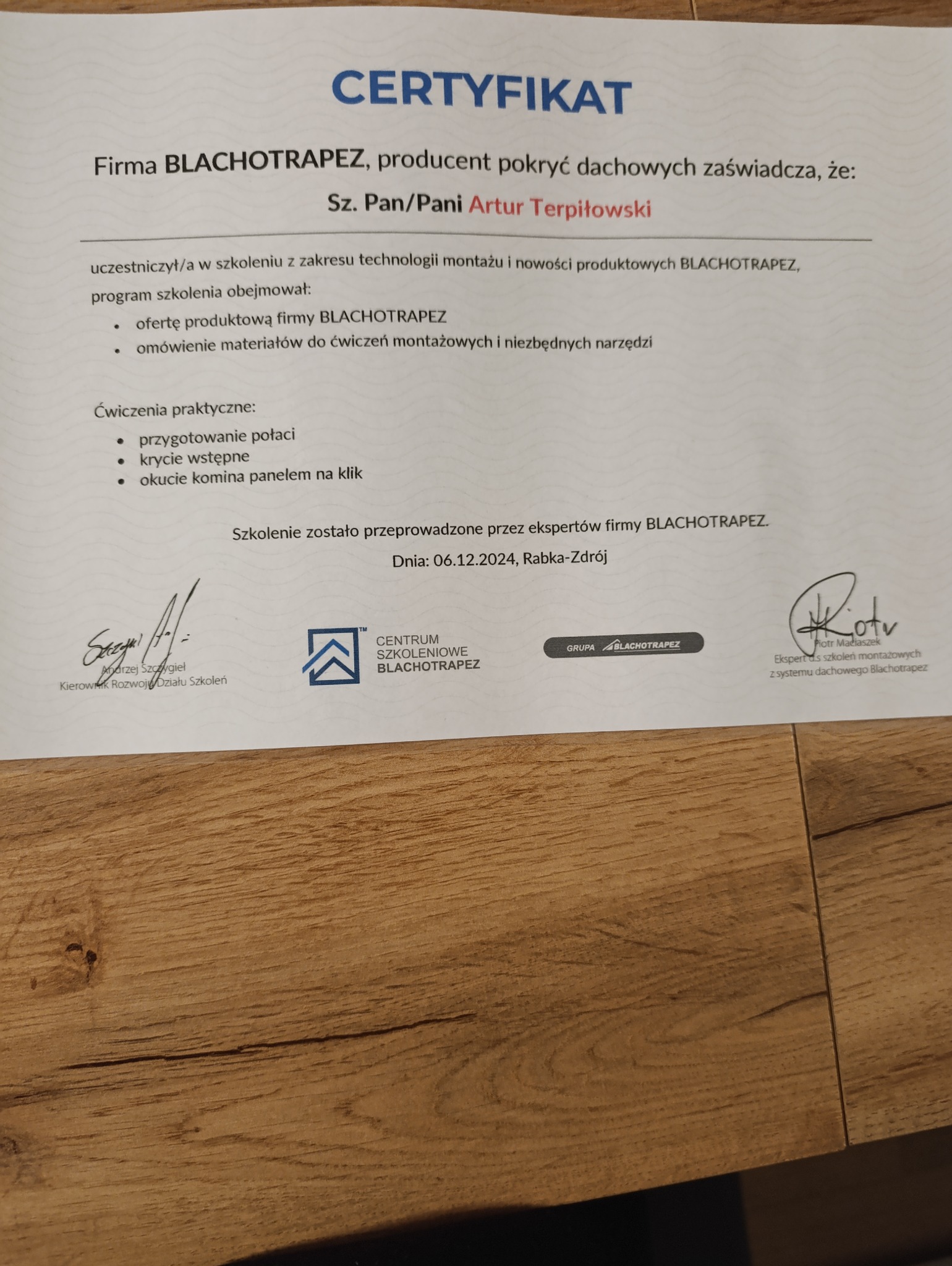 Certyfikat firmy Blachotrapez potwierdzający ukończenie szkolenia z zakresu montażu pokryć dachowych przez Artura Terpiłowskiego, obejmującego przygotowanie połaci, krycie wstępne i okucie komina...