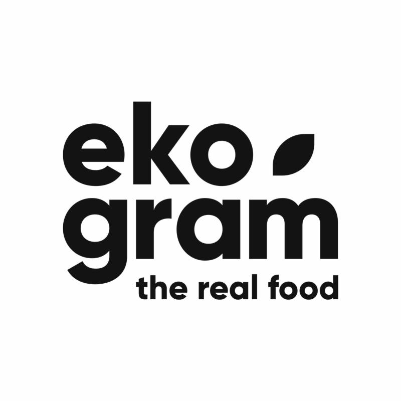 Czarne logo 'eko gram the real food' na białym tle, prezentowane przez firmę z Brzeska.