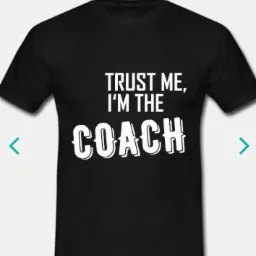 Czarna koszulka z białym napisem 'TRUST ME, I'M THE COACH' na jasnoszarym tle.