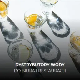 Cztery szklanki z wodą i plasterkiem pomarańczy na jasnym blacie, rzucające wyraźne cienie, widok z góry.