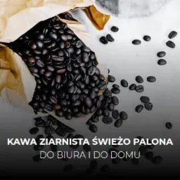Świeżo palone ziarna kawy wysypujące się z papierowej torby na jasnym tle w Krakowie.