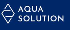 Logo firmy Aqua Solution na ciemnoniebieskim tle, z geometrycznym symbolem przypominającym diament i napisem w kolorze białym.