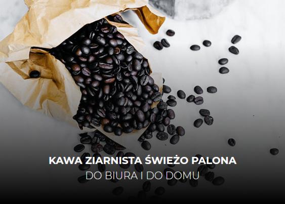 Świeżo palone ziarna kawy wysypujące się z papierowej torby na jasnym tle w Krakowie.