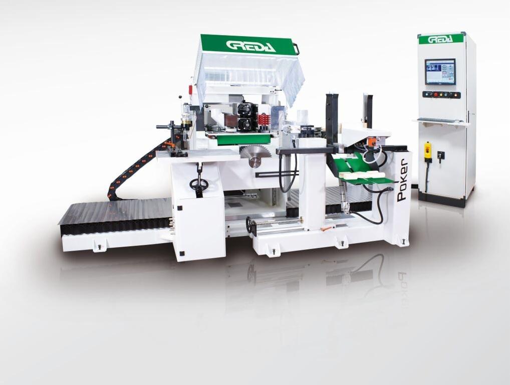 Profesjonalna, biała maszyna do obróbki drewna z widoczną piłą tarczową, zabezpieczeniami z tworzywa i panelem sterowania z ekranem, marki GREDA Poker, na białym tle.