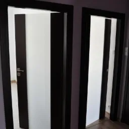 Dwa otwarte, nowoczesne drzwi wewnętrzne z czarnymi futrynami i białymi skrzydłami, widoczne w perspektywie korytarza o fioletowych ścianach. Minimalistyczny design.