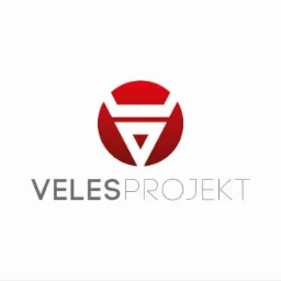 Logo firmy Velesprojekt: czerwone koło z białym symbolem przypominającym rogi byka i szary napis poniżej na białym tle.