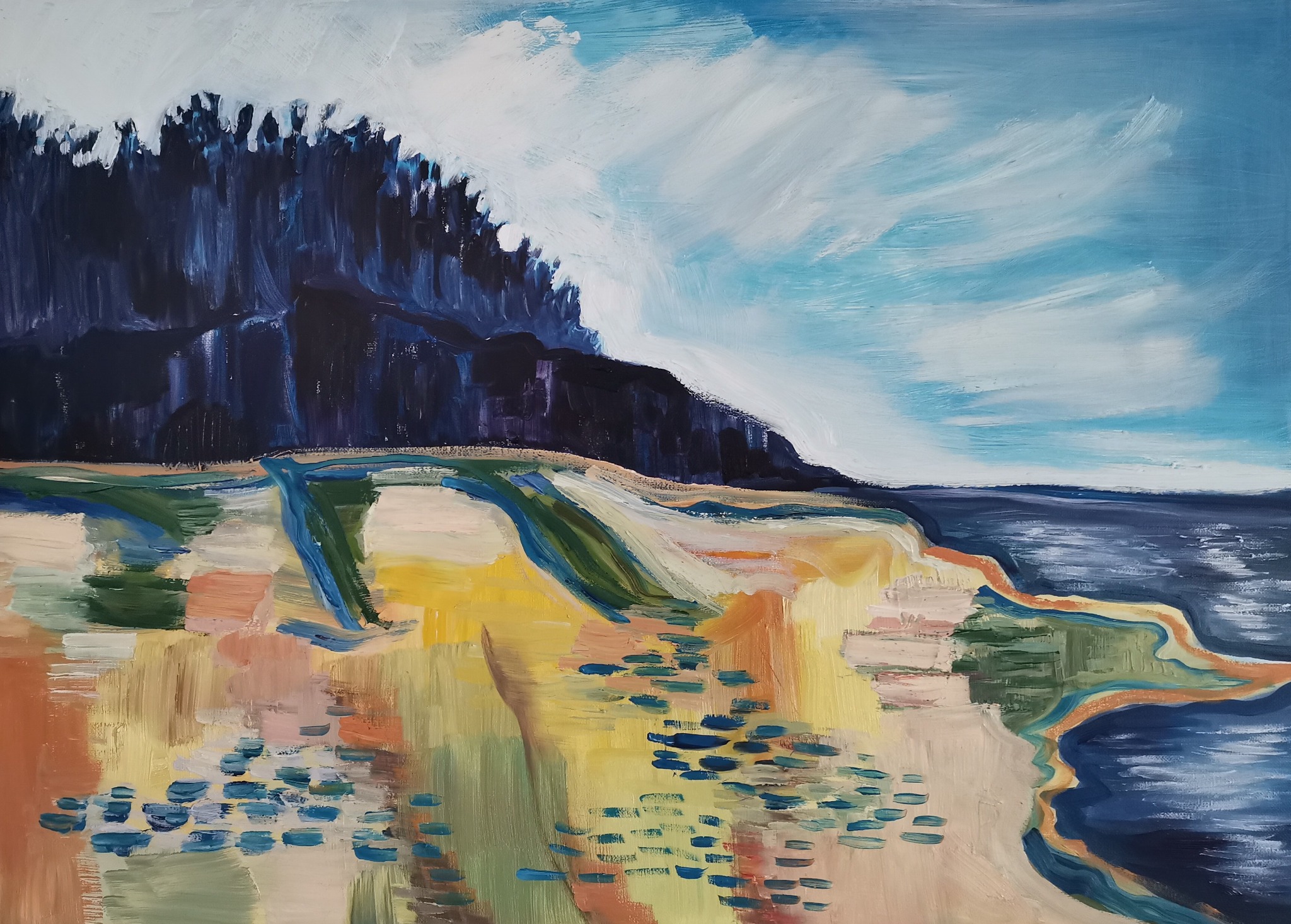 Abstrakcyjny pejzaż olejny przedstawiający klif z ciemną roślinnością na szczycie, piaszczystą plażę w odcieniach żółci i brązu oraz błękitne morze i niebo z białymi chmurami, wykonany grubymi...