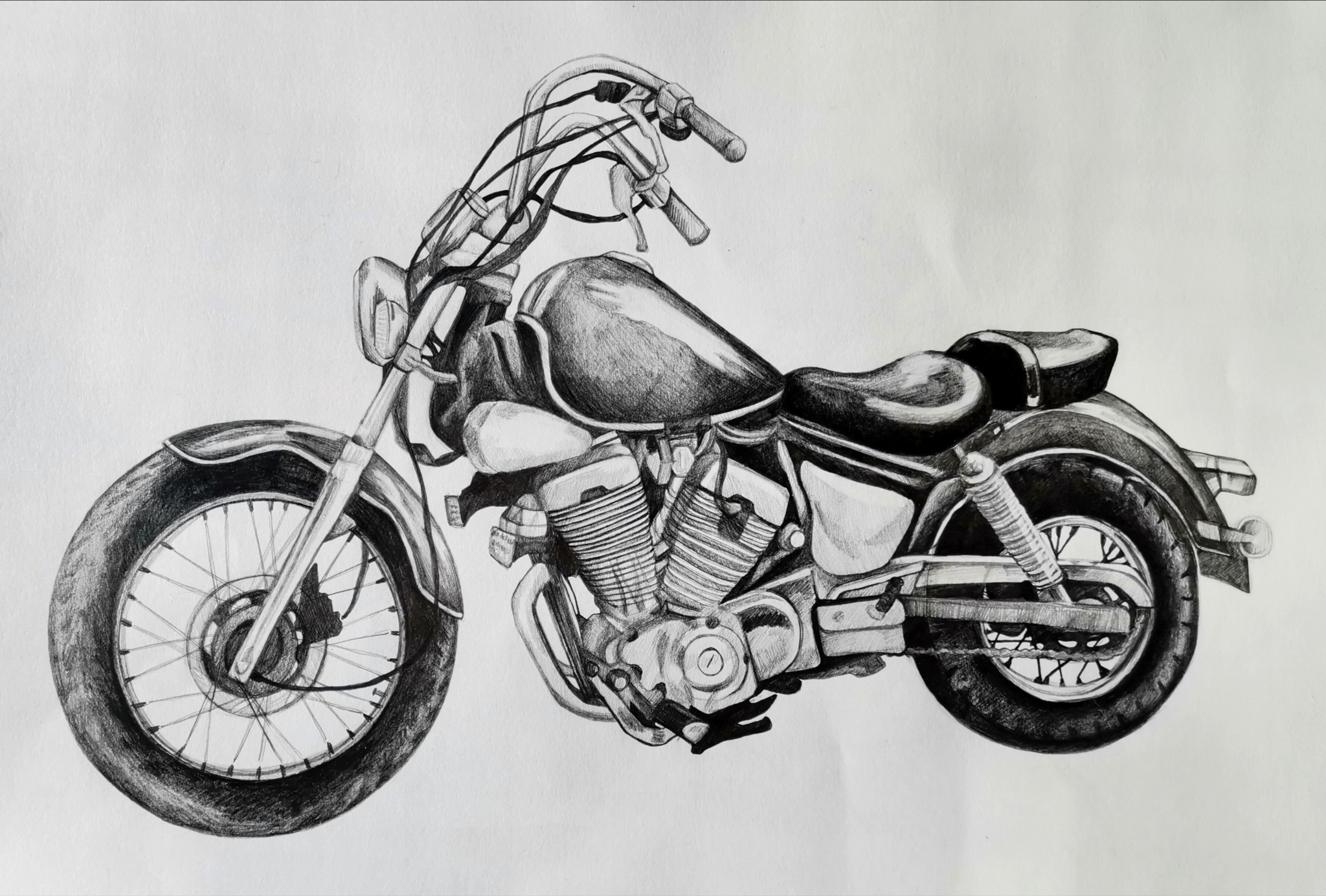 Szkic ołówkiem motocykla typu chopper z detalami silnika i opon na białym tle.