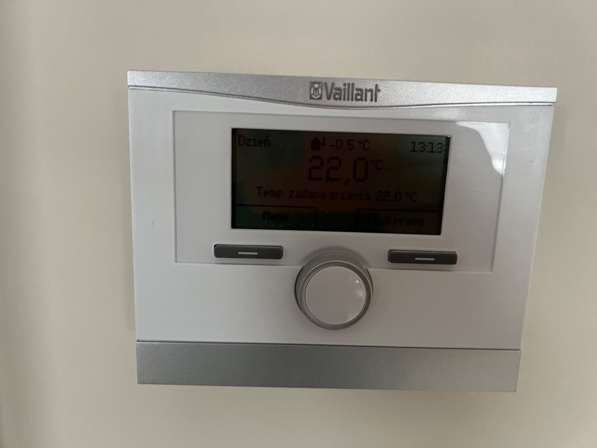 Panel sterowania ogrzewaniem Vaillant zamontowany na ścianie, wyświetlający temperaturę 22 stopnie Celsjusza i ustawioną temperaturę grzania na 22 stopnie Celsjusza, godzina 13:13, temperatura...