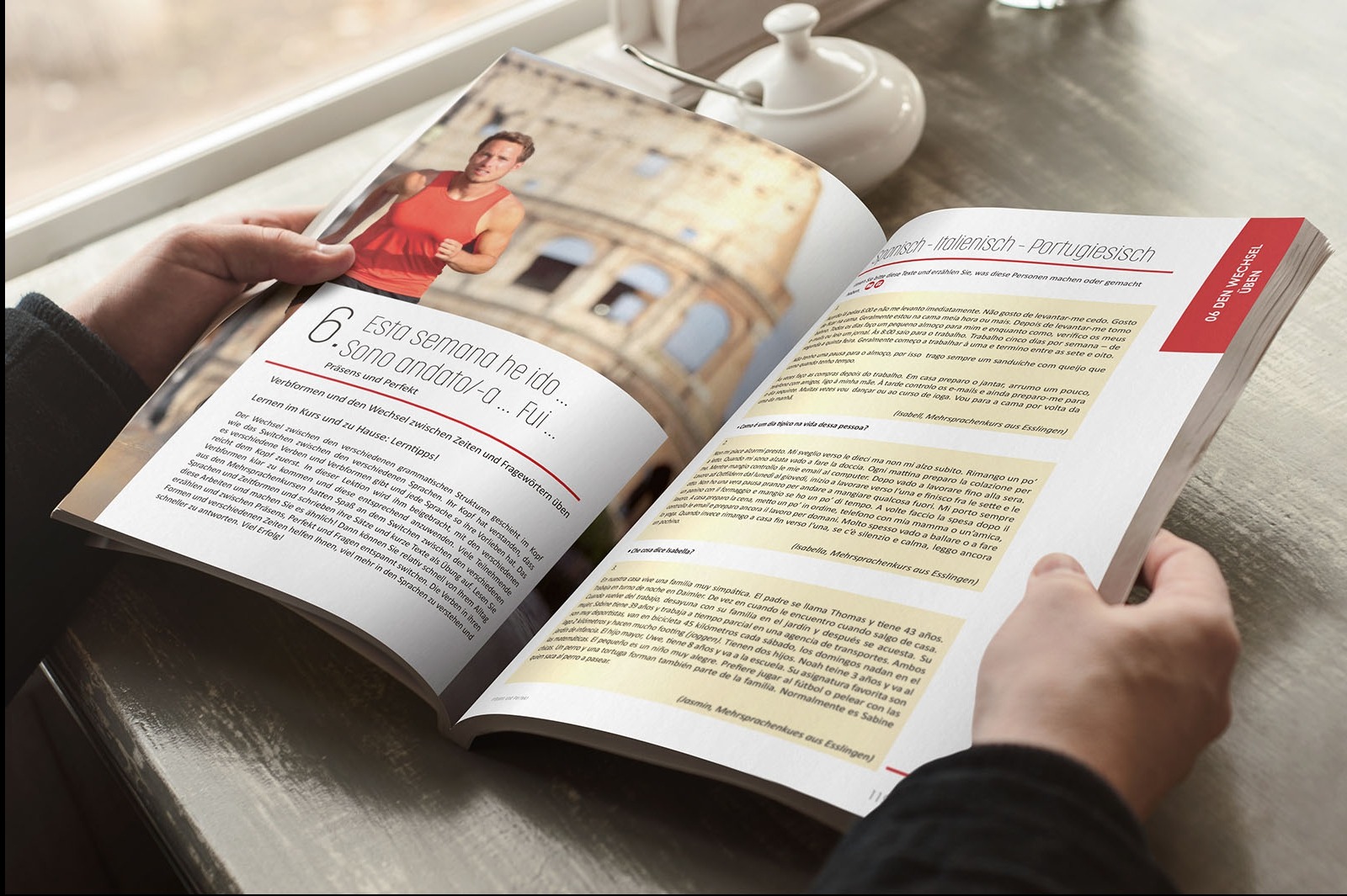 Otwarta książka z lekcjami językowymi, widoczne dłonie trzymające strony, na jednej stronie zdjęcie mężczyzny w trakcie biegu, na drugiej Koloseum w tle, obok biały cukiernica.