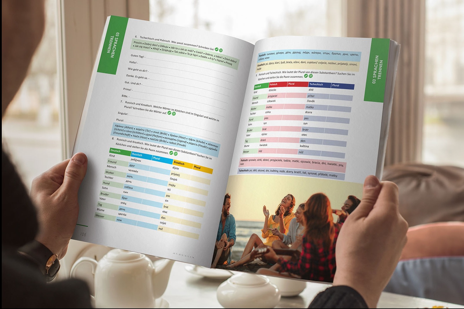 Otwarta książka z lekcjami językowymi, prezentująca słownictwo w języku niemieckim, rosyjskim, polskim i czeskim, z ilustracją grupy ludzi na plaży w tle, trzymana w dłoniach.