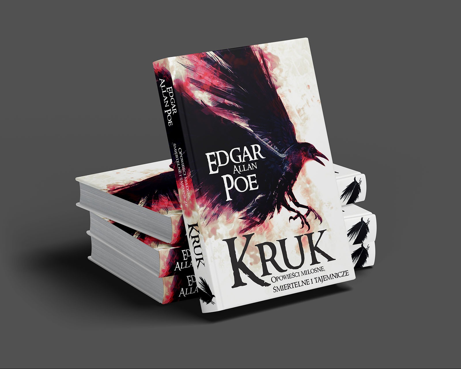 Stos trzech książek 'Kruk' Edgara Allana Poe z artystyczną okładką przedstawiającą kruka w locie, na szarym tle.