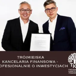 Dwóch uśmiechniętych mężczyzn w garniturach, trzymających ramkę z certyfikatem Trójmiejskiej Kancelarii Finansowej (TKF) z zezwoleniem KNF.
