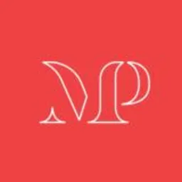 Stylizowane litery 'MP' w kolorze białym na jednolitym, koralowym tle. Minimalistyczny design logo.