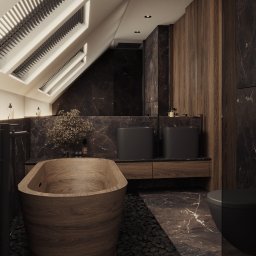 AP STUDIO AGATA POZOWSKA-MAJCHRZAK - Luksusowa łazienka z drewnianą wanną na kamiennym podłożu, ciemne marmurowe ściany i nowoczesne umywalki. Skośny sufit z oknami dachowymi.