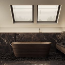 AP STUDIO AGATA POZOWSKA-MAJCHRZAK - Nowoczesna łazienka z drewnianą wanną na kamiennym podłożu, marmurową ścianą i oświetleniem LED. Dwa okna dachowe z żaluzjami wpuszczają naturalne światło.