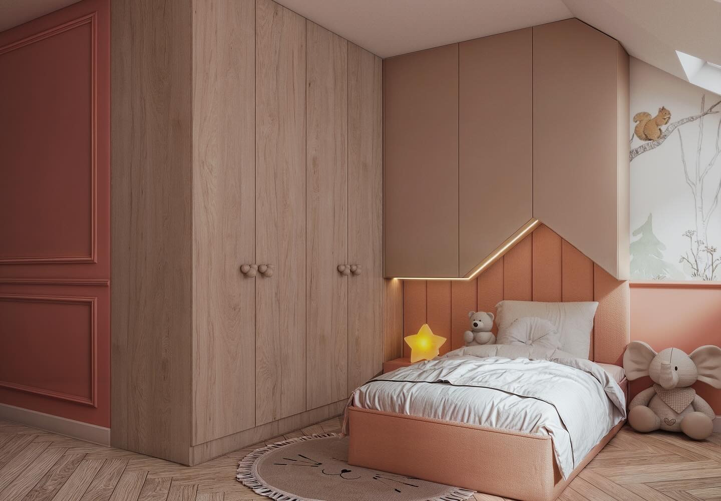 Pokój dziecięcy w pastelowych odcieniach: łóżko z zagłówkiem w kształcie domku, drewniana szafa i dekoracje w postaci pluszowych zabawek i lampki w kształcie gwiazdy.